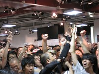 今週の人気の画像9位は「暴動寸前！非常階段インストアライブでHMV渋谷超満員」より観客を煽るJOJO広重。