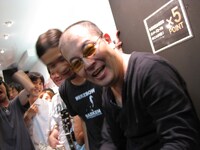 今週の人気の画像5位は「暴動寸前！非常階段インストアライブでHMV渋谷超満員」よりJOJO広重。