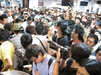 今週の人気の画像3位は「暴動寸前！非常階段インストアライブでHMV渋谷超満員」より什器が撤去されたフロアを埋め尽くす観客。
