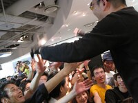 今週の人気の画像6位は「暴動寸前！非常階段インストアライブでHMV渋谷超満員」よりJOJO広重。