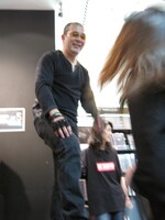 今週の人気の画像8位は「暴動寸前！非常階段インストアライブでHMV渋谷超満員」よりJOJO広重とJUNKO。