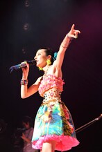 秋には学園祭ツアーを行う予定のベッキー♪♯。スケジュールは追って発表される。