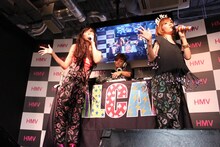 この日のHALCALIは色違いのコンビネゾンを使ったファッションで登場。