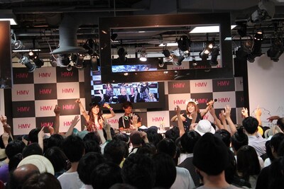 「HMVでこんなに人がギュッとなってるの初めて見ました！」と背伸びするYUCALIに対し、HALCAは「そう？ よくやってるよ？」とツッコミを入れた。