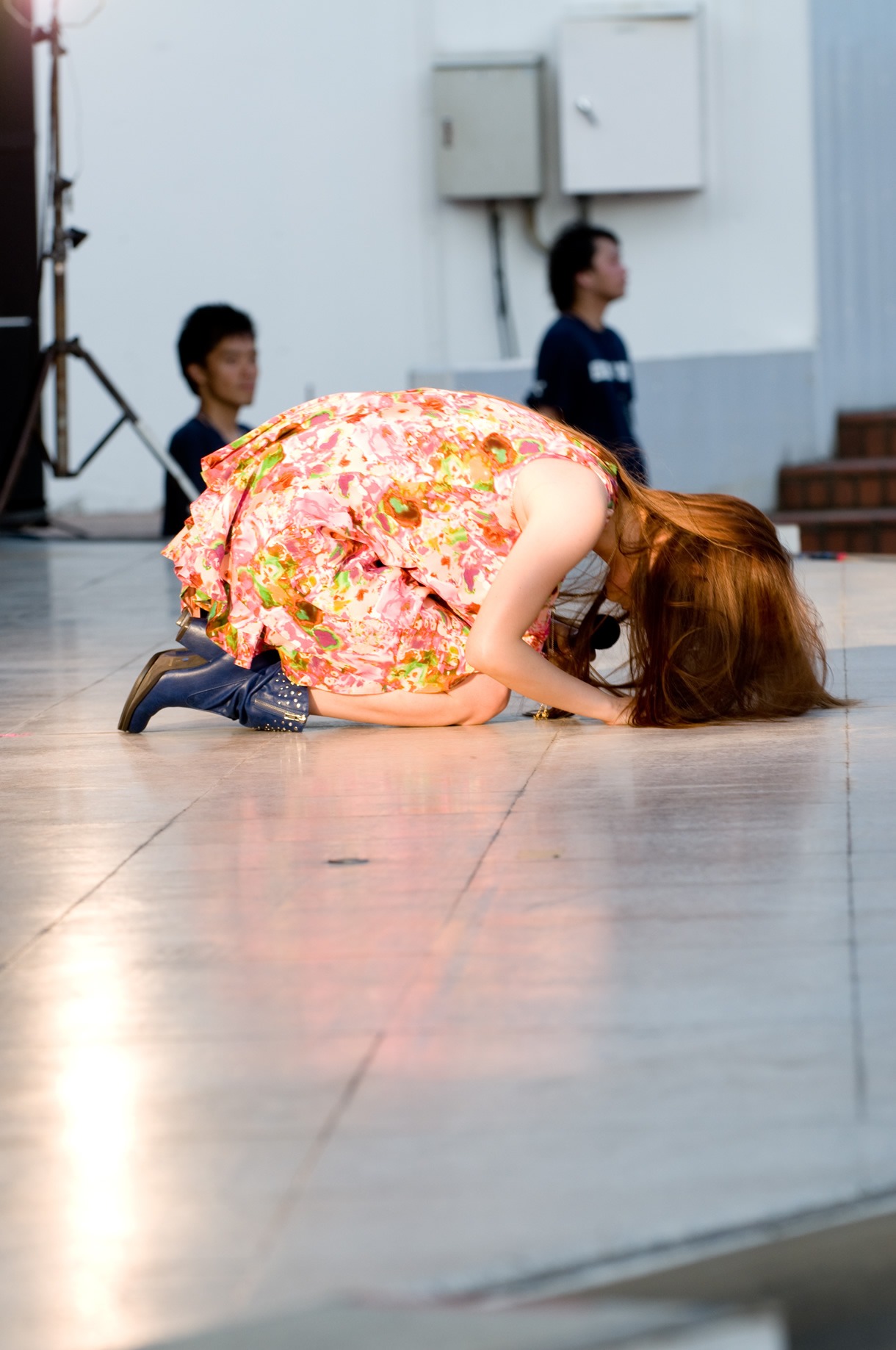 「ここまでやってこれたのは本当にみなさんのおかげです」と土下座するしょこたん。