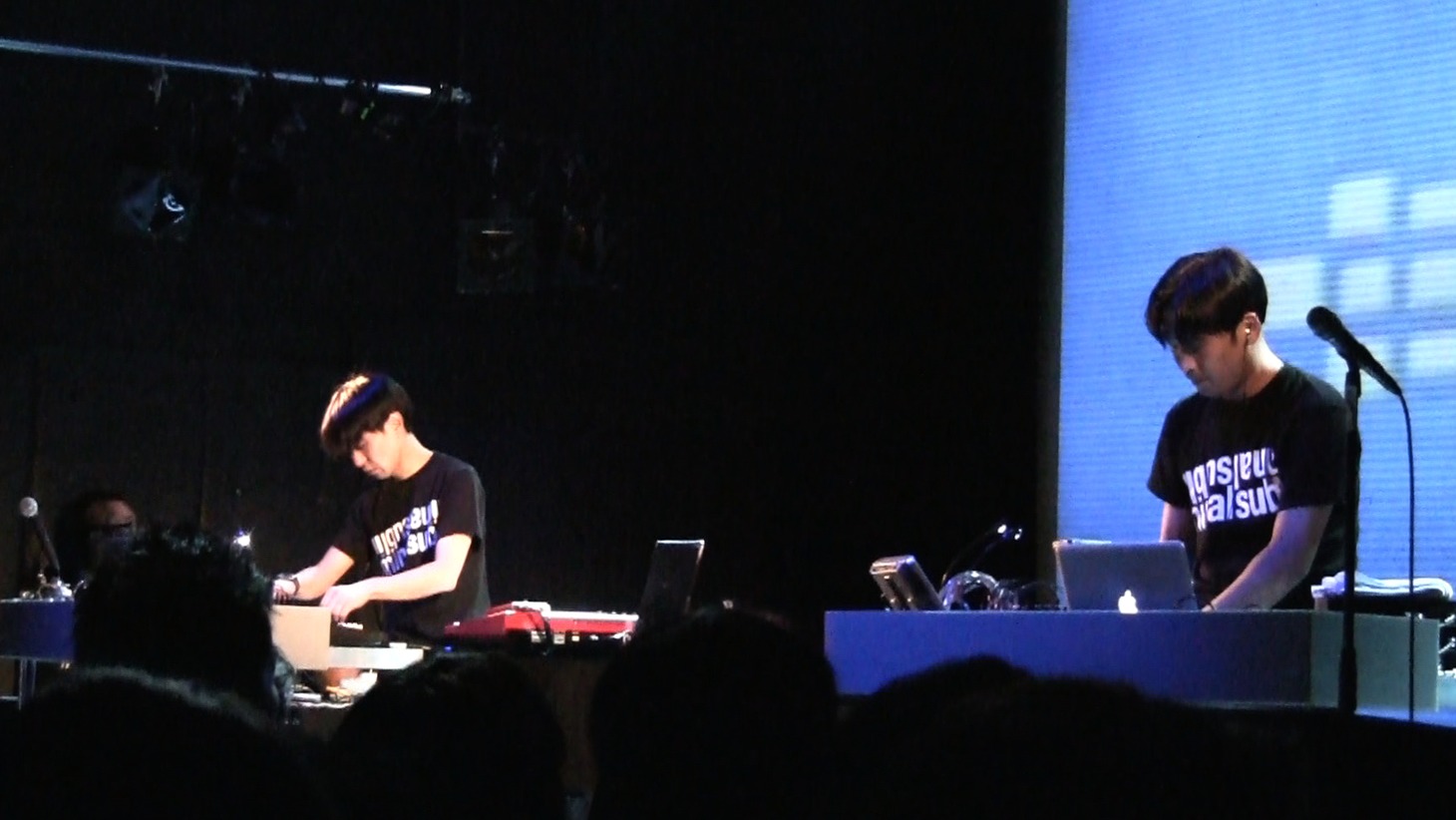 Y.Sunaharaのライブの様子。
