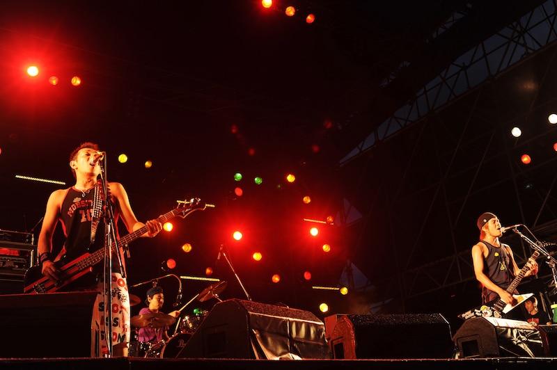 番組では出演アーティストが提供したお宝グッズのプレゼント企画も実施(写真は10-FEET / PHOTO BY みやざきまゆみ)。