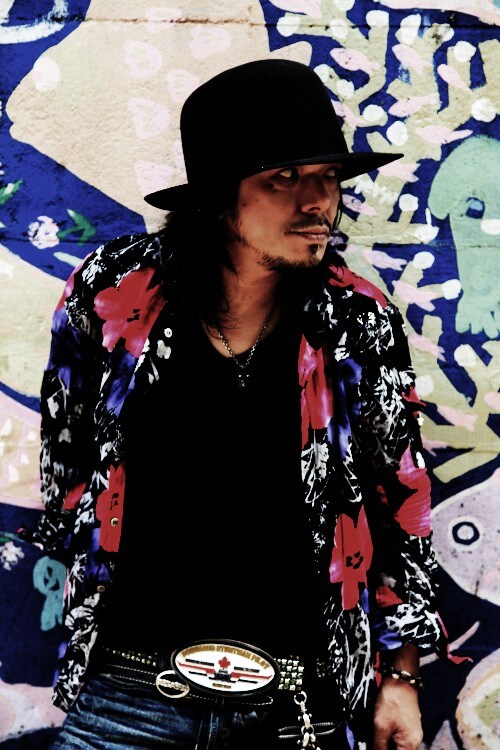 SIONは1985年9月1日、自主制作盤「新宿の片隅で」でデビュー。