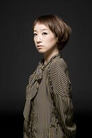 シングル「ラフ」初回限定盤ジャケットを左、通常盤を右に並べると1枚の絵になる仕組み。