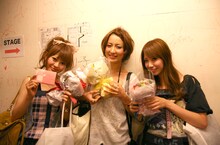 大舞台でのパフォーマンスを終え、笑顔のCOSMETICS。