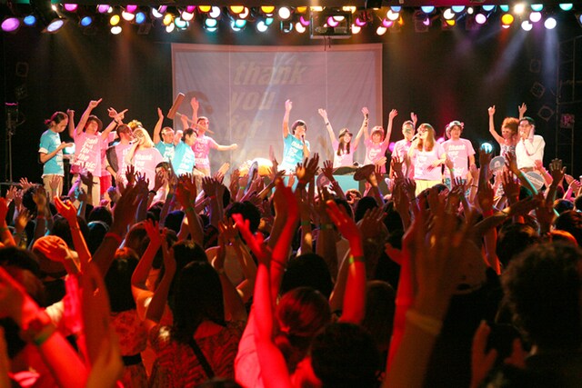 フロアは常に満員の状態にもかかわらず、観客の顔からは終始笑みがこぼれていた。