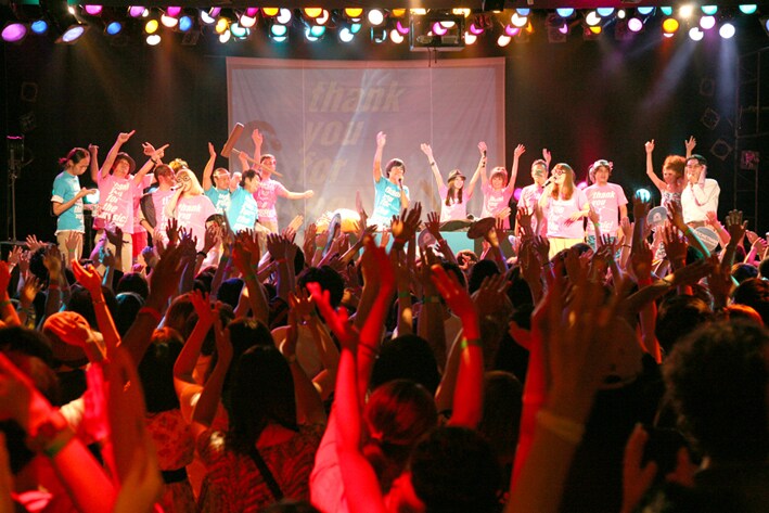 フロアは常に満員の状態にもかかわらず、観客の顔からは終始笑みがこぼれていた。