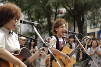 晴天のもと、ギターをかき鳴らし、熱唱するひいらぎの2人。