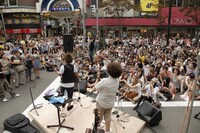 ライブでも披露された新曲「裸」の着うたは、各配信サイトにて配信中。