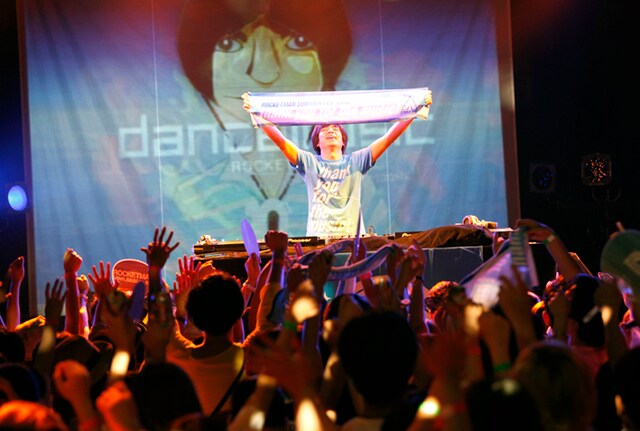 終始ステージに出ずっぱりで、普段のイメージとは異なるアクティブさを見せたこの日のふかわりょう。この日披露された新曲「Happy End Of The World」は、秋に配信リリースが予定されている。