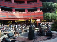 写真は福岡でのアルバム「TEMPTATION BOX」リリース記念イベントの様子。