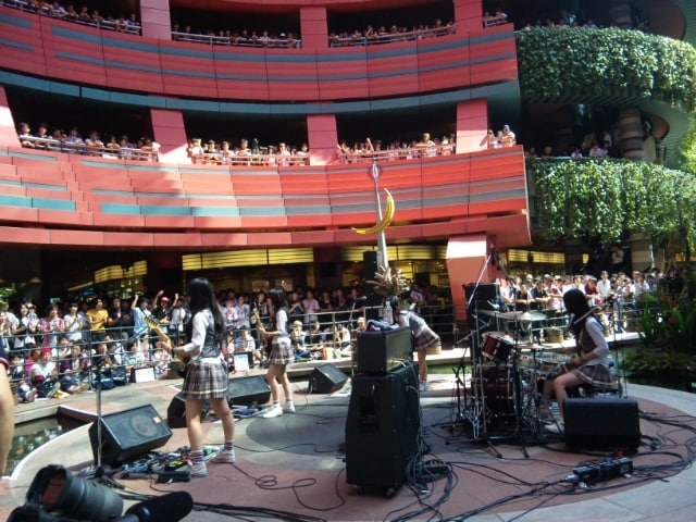 写真は福岡でのアルバム「TEMPTATION BOX」リリース記念イベントの様子。