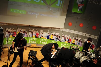 多くのファンが間近で見守る中、息の合ったアンサンブルを見せたWEAVER。