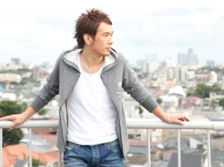 シングル「私を必要としてくれる人がいます」の初回限定盤にはフォトエッセイが付属する。