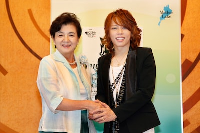 嘉田知事（写真左）と西川貴教。知事は「イベントの最初のオープニングには応援に行きます！」と力強く約束した。