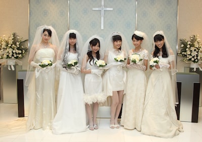 純白のドレスをまとったももいろクローバーの6人。