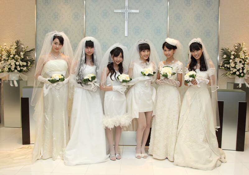 純白のドレスをまとったももいろクローバーの6人。