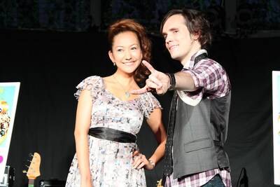 イベント中にはALLiSTERのファンだというSophiaがスコットを前に「実は前からすごいファンだったんです！」と明かし、握手を求める一幕も。