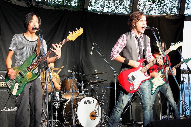 バックバンドを従え、熱唱するスコット・マーフィー。