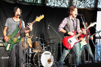 バックバンドを従え、熱唱するスコット・マーフィー。