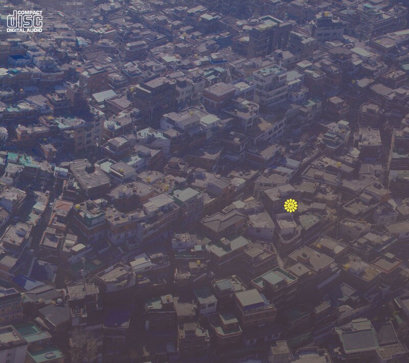 アルバム「何事もなく暮らす」のジャケット。