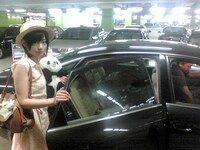 空港になぜかリムジンが迎えに来るVIP待遇のPANDA 1/2。