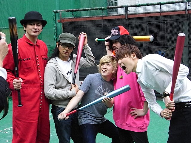番組内でトレーニングを重ね、いよいよ試合でその実力を試すことになった「GG STARS」のメンバーたち。バットを手に気合十分といったところ。