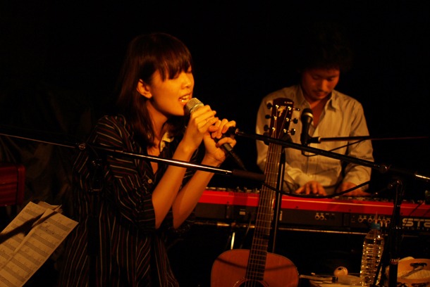 渋谷BYGでの阿部芙蓉美リリースライブの模様。
