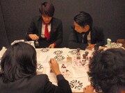 刻印作業に没頭する4人。