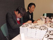 シリアルナンバーを刻印するROYとMARCY。