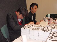 シリアルナンバーを刻印するROYとMARCY。