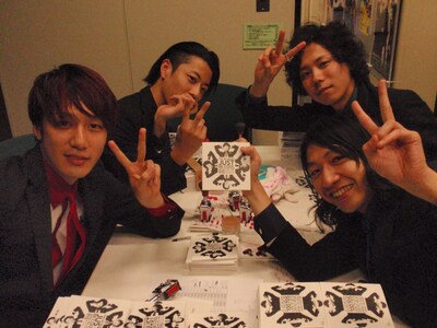 シングルを手に記念撮影をするTHE BAWDIESの4人。