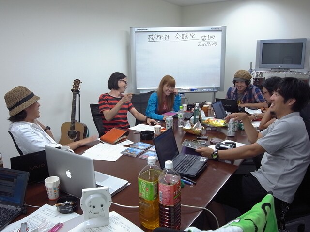 会議中には「面倒だから全曲収録しよう」「あみだくじで収録曲を決めよう」などの意見も飛び出した。