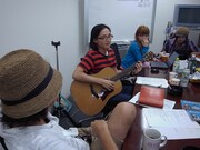 ミドリカワは配信中に弾き語りで、ライブで披露したこともある新曲「お仕事のブルース」を生演奏。スタッフから微妙な反応を返されていた。