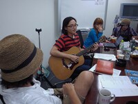 ミドリカワは配信中に弾き語りで、ライブで披露したこともある新曲「お仕事のブルース」を生演奏。スタッフから微妙な反応を返されていた。