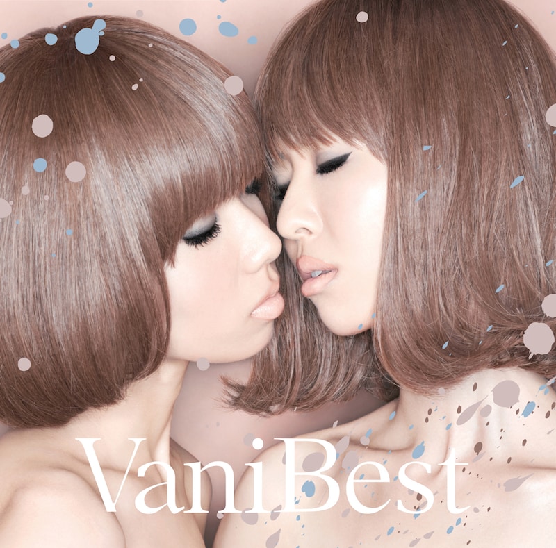 新曲「100万回のSMK」のSMKは“週末KISS”の頭文字を取ったもので、アルバム「VaniBest」のジャケット(写真)はこのタイトルをイメージして撮影された。