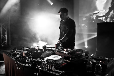 ライブ後にはDJ Mitsu the Beats（写真）の握手会およびサイン会も実施。