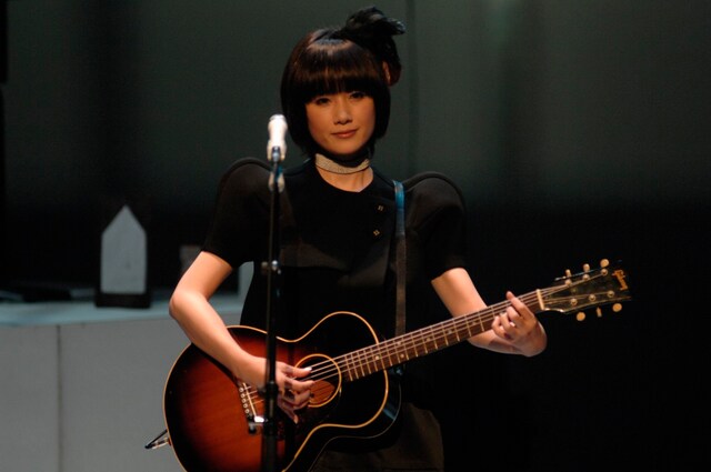 「LIVE TOUR 2010 "eyja"」では、原田知世はボーカルのみならず、朗読やダンス、ギター演奏などにも挑戦。