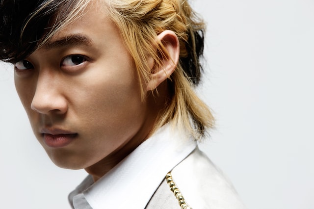 アルバムタイトルに含まれる「DOS」は、LAで英語と同じく多く用いられるスペイン語で「2」という意味（写真は井上ジョー）。