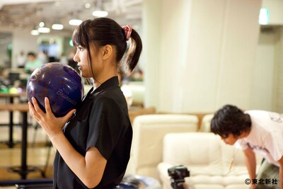 真剣な表情で目標のピンを見つめる宮澤佐江。