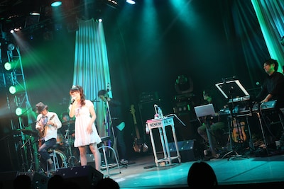 ワンマンに先駆け「ごめんね、私。」発売記念プチツアーを敢行した南波志帆は、自分で思っていたよりも大きかったリアクションに「これは南波ウェーブが来てるぞ」と感動。MCではこの「南波ウェーブ」をはじめとする独特の言語センスが笑いを誘った。