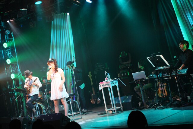 ワンマンに先駆け「ごめんね、私。」発売記念プチツアーを敢行した南波志帆は、自分で思っていたよりも大きかったリアクションに「これは南波ウェーブが来てるぞ」と感動。MCではこの「南波ウェーブ」をはじめとする独特の言語センスが笑いを誘った。