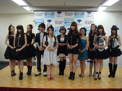 写真は「ANIMAX MUSIX FALL 2010」記者会見の様子。玉置成実（写真右から2番目）は「世界18カ国の皆さんに向けて、言語を超えて盛り上げていきたい」、KOTOKO（左から5番目）は「（イベントに）参加できてうれしくもあるし、勉強にもなる」と語った。