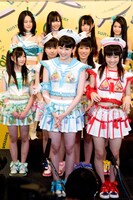 ももいろクローバーの特徴を訊ねられると、百田夏菜子（写真右）は「衣装、歌、ダンス、全てが個性的なところ」と回答。