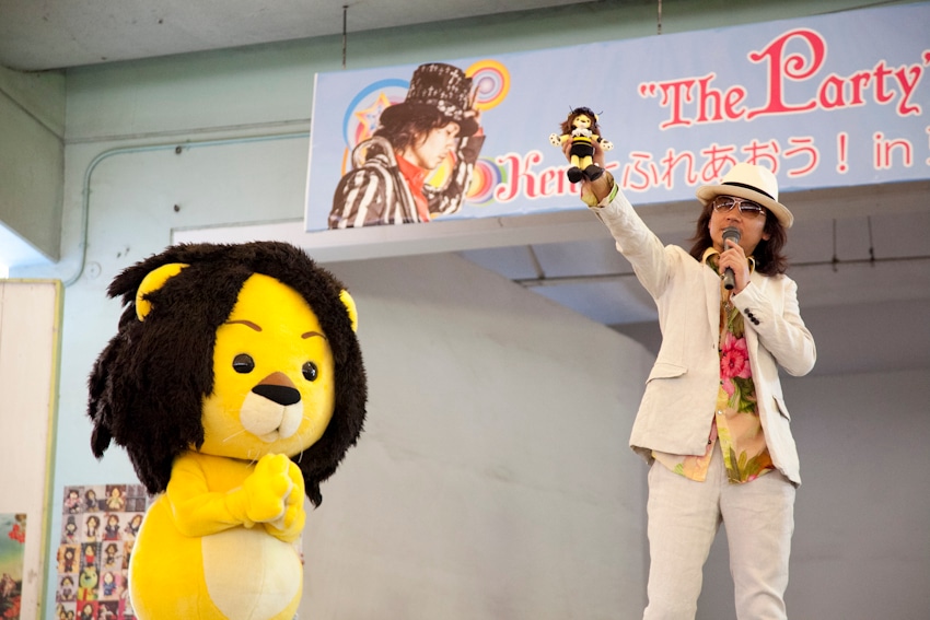 「The Party」を携えての全国ツアー「Ken TOUR 2010 "Hey! Join The Party"」は10月5日からスタート。5会場9公演が予定されている（写真は左からラグベベちゃん、Ken）。